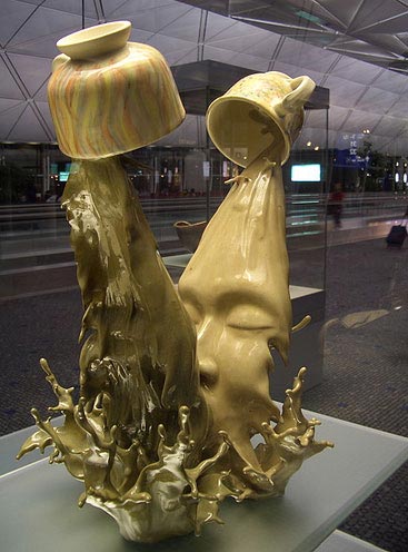 kiss -café sculpture