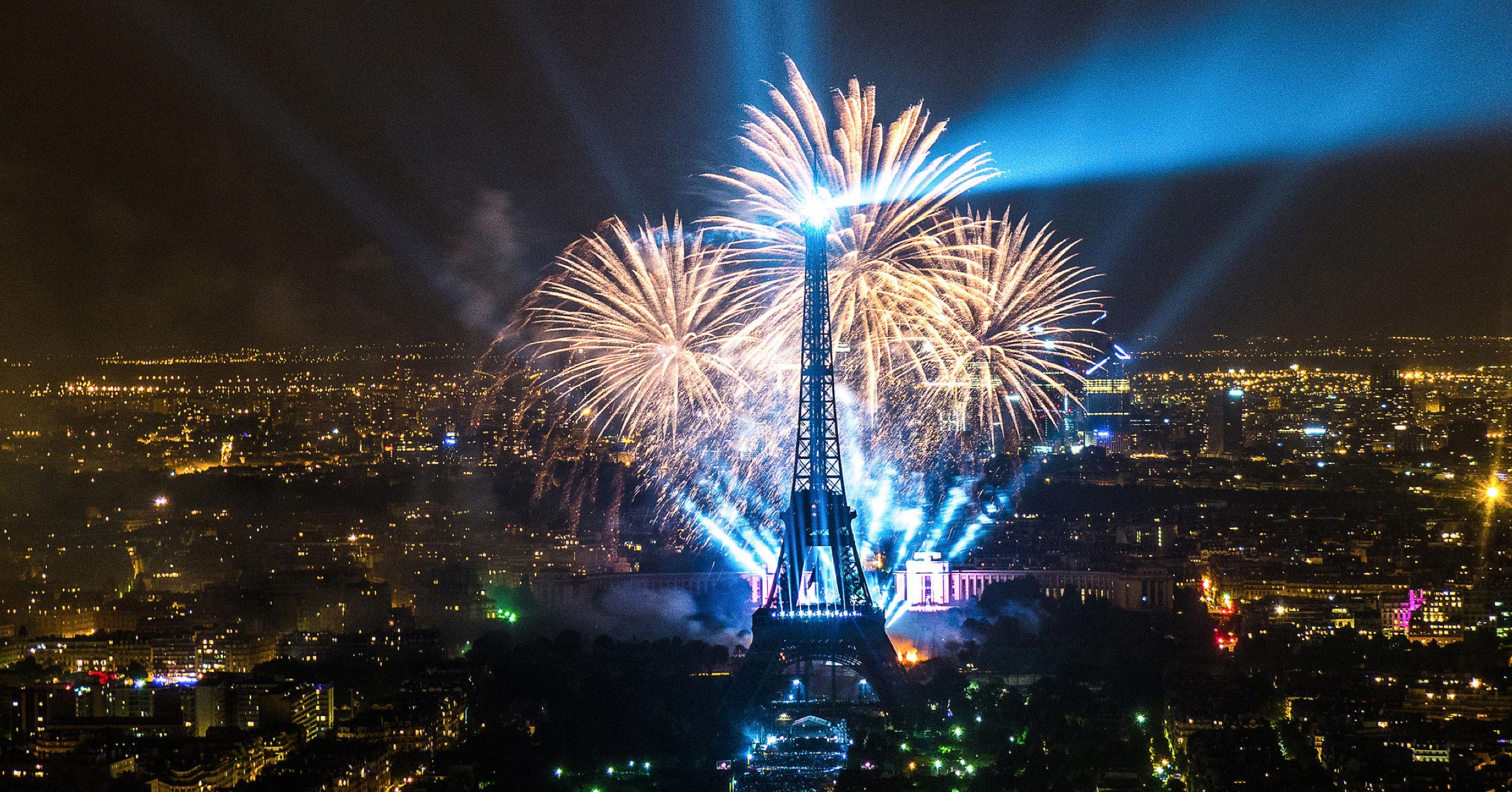 Photo du feu d’artifice sur la tour Eiffel à Paris