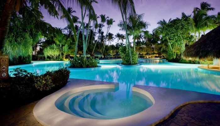 Grande piscine exterieure de luxe