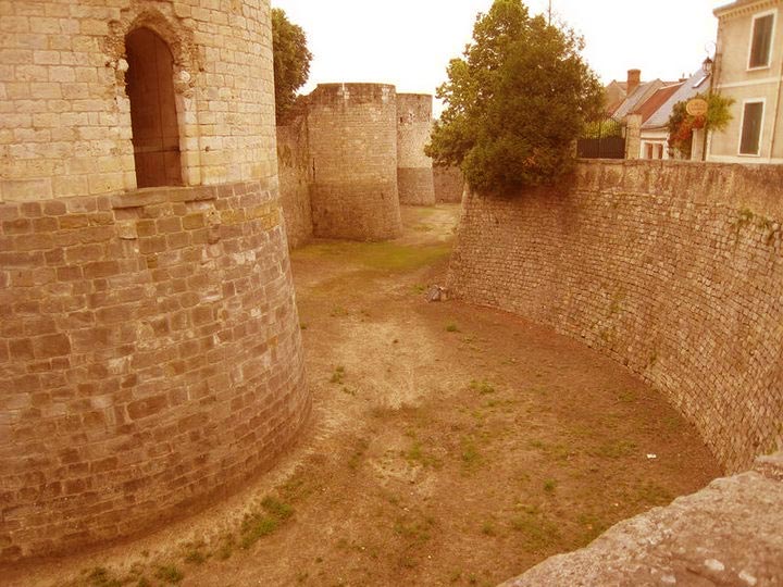 Les remparts du château de Dourdan