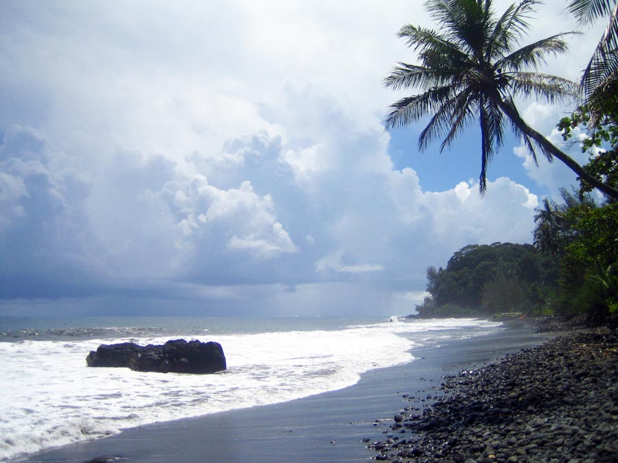 Photo - Plage de sable noir à Tahiti